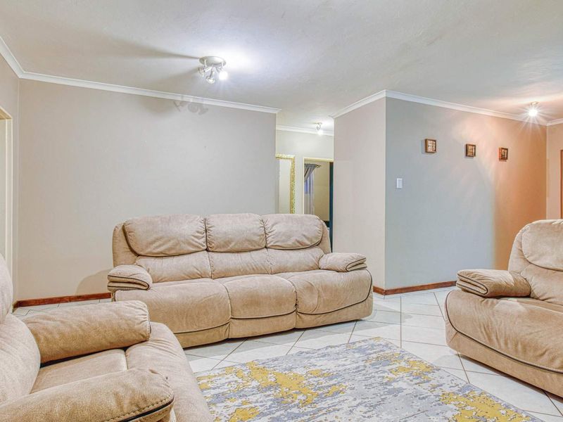 Lovely ground floor pet-friendly unit in secure complex - Photo 6