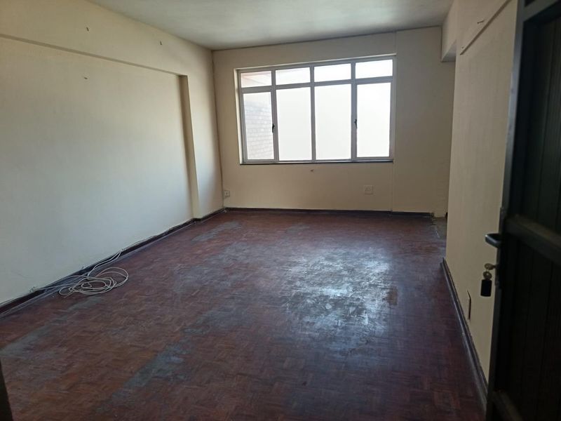 3. Family-Friendly 2-Bedroom Near Schools & Transport Links! - Photo 8