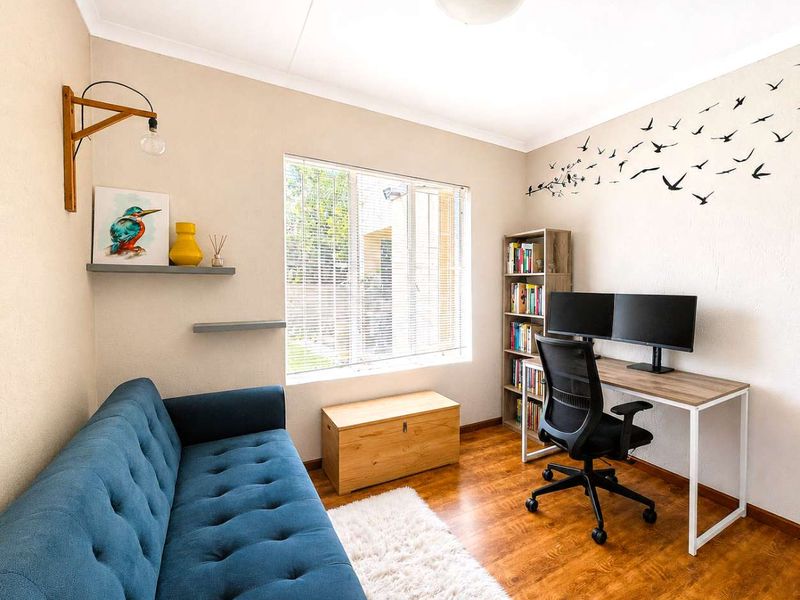 Modern Contemporary Living with Everyday Convenience - Photo 10