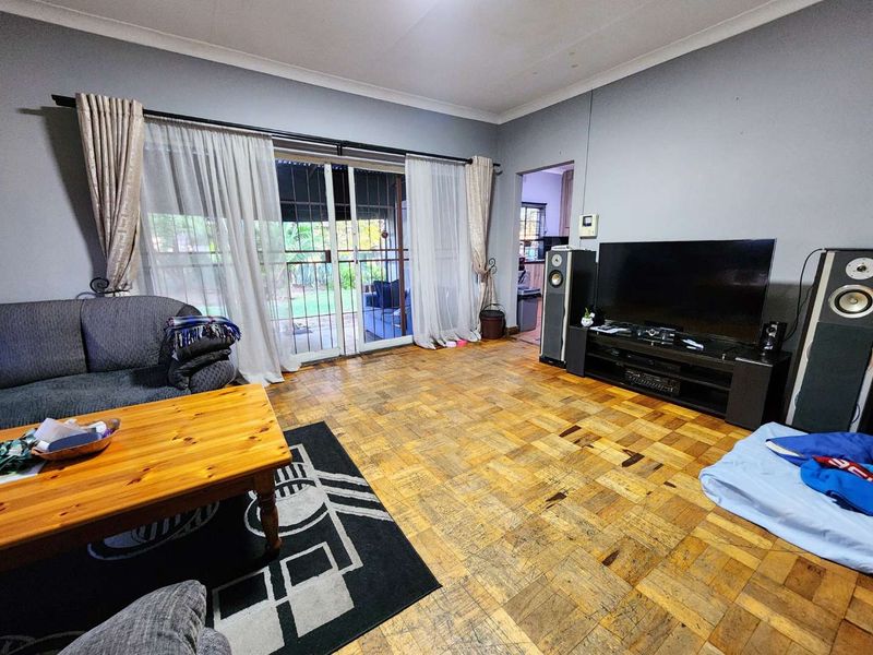 Family Haven with a Private Flatlet and Lush Garden - Photo 5