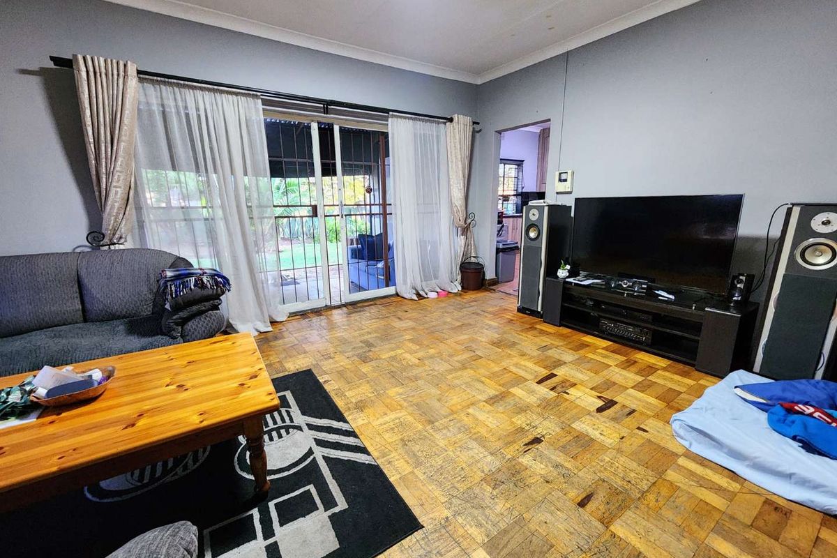 Family Haven with a Private Flatlet and Lush Garden - Photo 5
