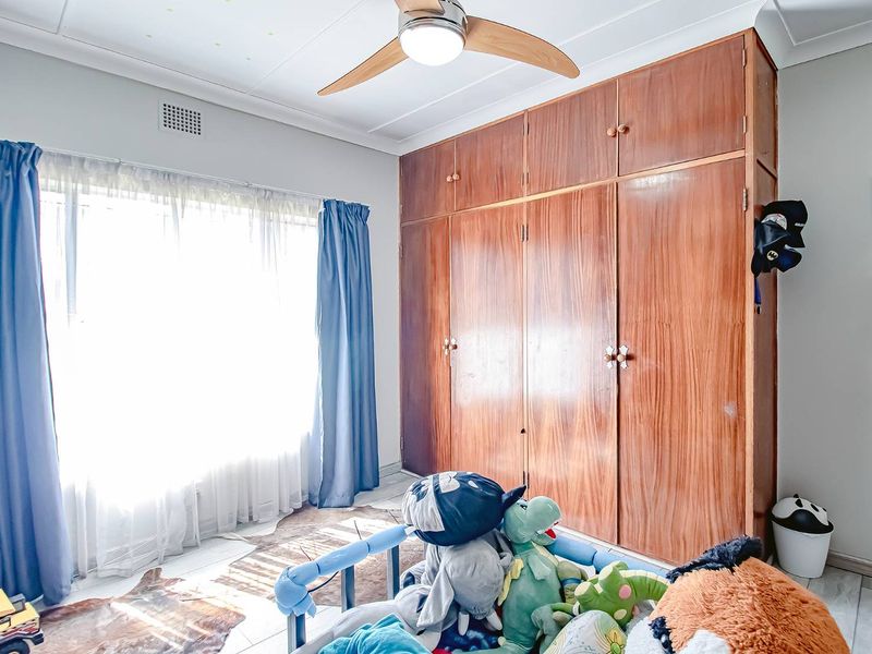 Spacious 3-Bedroom Home with Flatlet & Pool - Photo 10