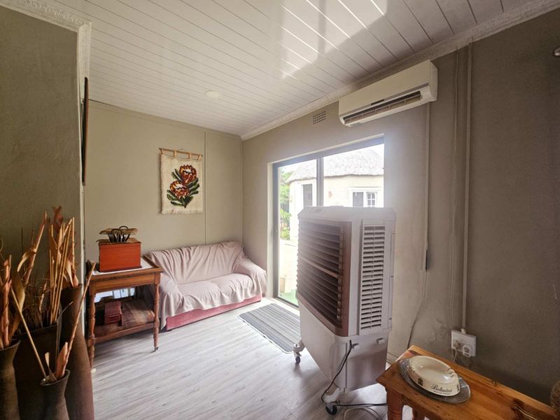 **Charming Two-Bedroom, Two-Bathroom Home with Versatile Living Spaces** - Photo 3