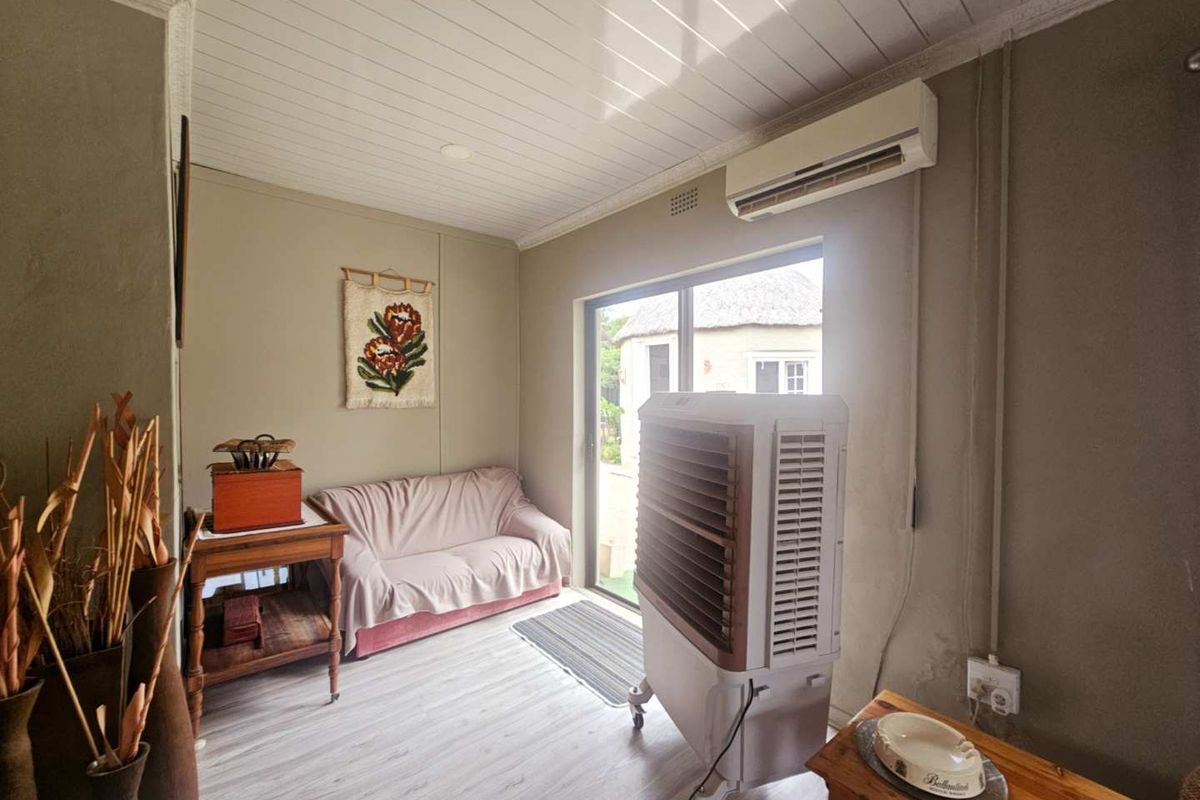 **Charming Two-Bedroom, Two-Bathroom Home with Versatile Living Spaces** - Photo 3