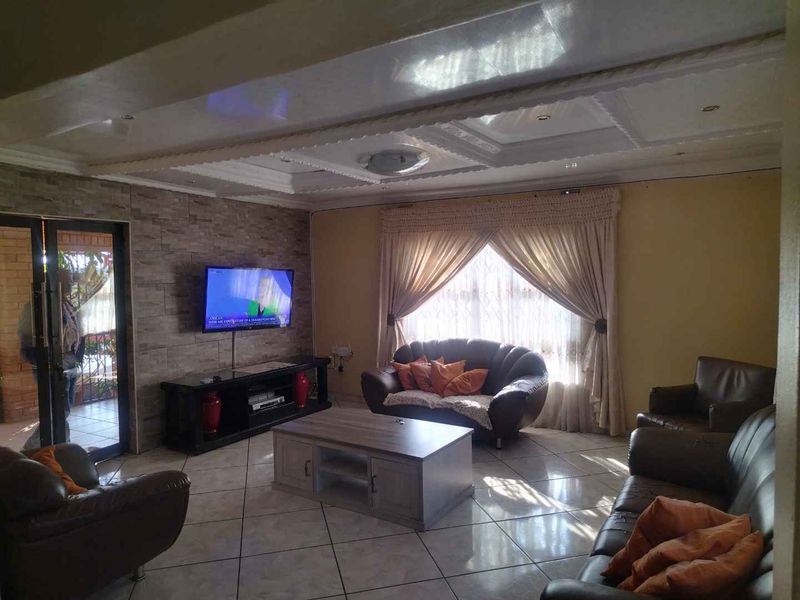 3 bedrooms house for sale in Soshanguve BB - Photo 7