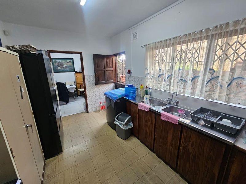 Bright and spacious 3-bedroom unit available in a very popular area on the Bluff! - Photo 4