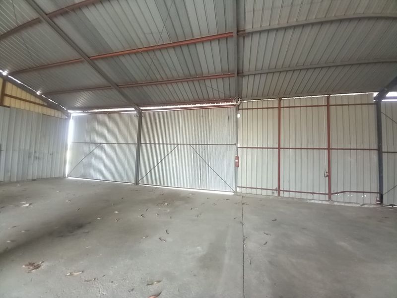 Medium Size Warehouse plus offices to let - Photo 5