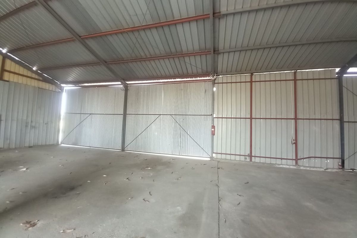 Medium Size Warehouse plus offices to let - Photo 5