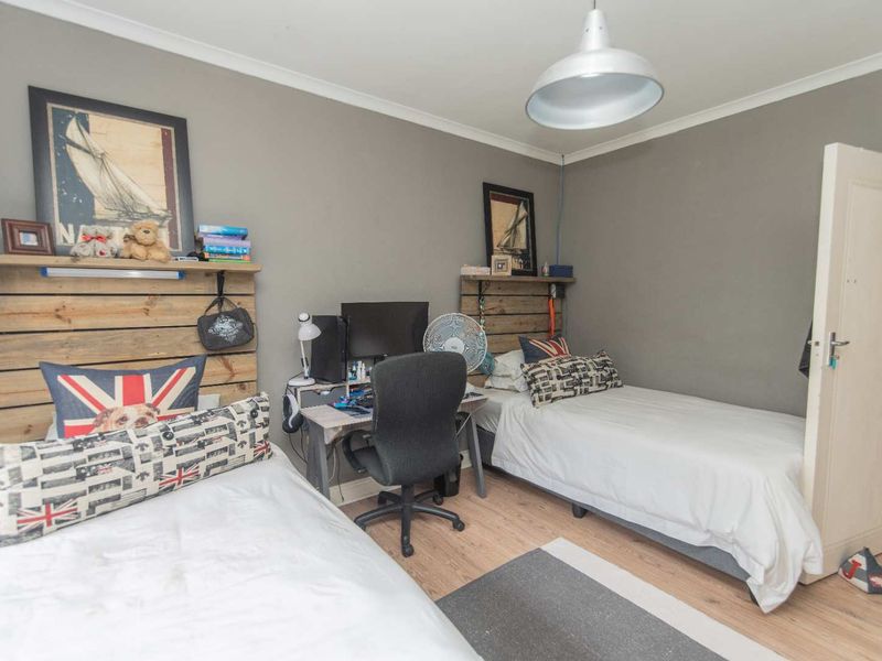 Exquisite Family home in Summerstrand - Photo 8