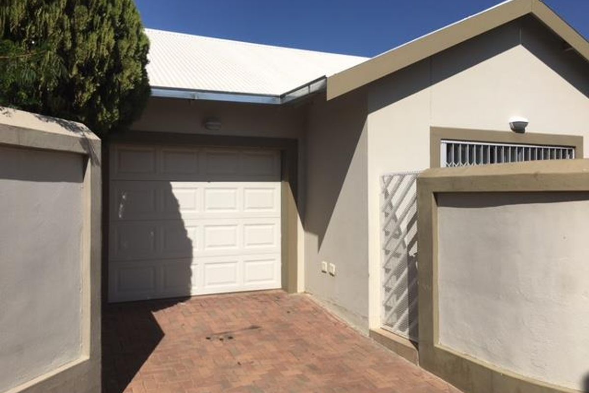 CORNER UNIT!! SOUGHT-AFTER COMPLEX CLOSE TO ALL AMENITIES AND THE INTERNATIONAL SCHOOL!! - Photo 2