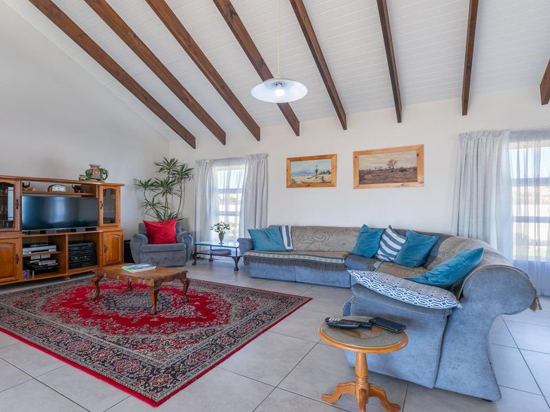 4 Bedroom Coastal Living - Photo 5