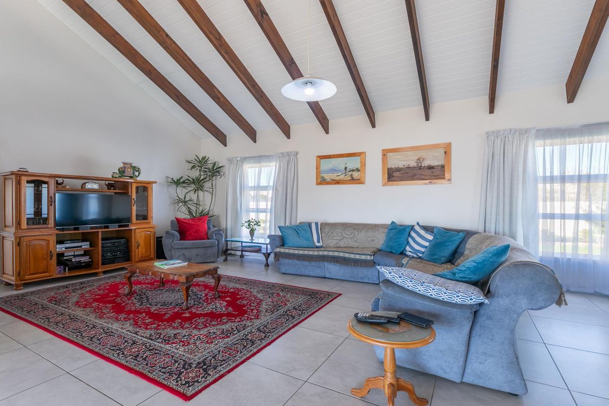 4 Bedroom Coastal Living - Photo 5