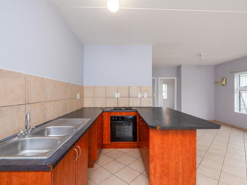 Beautiful & Secure 2-Bedroom Apartment (2 units available) in Cloetesville, Stellenbosch - Photo 5