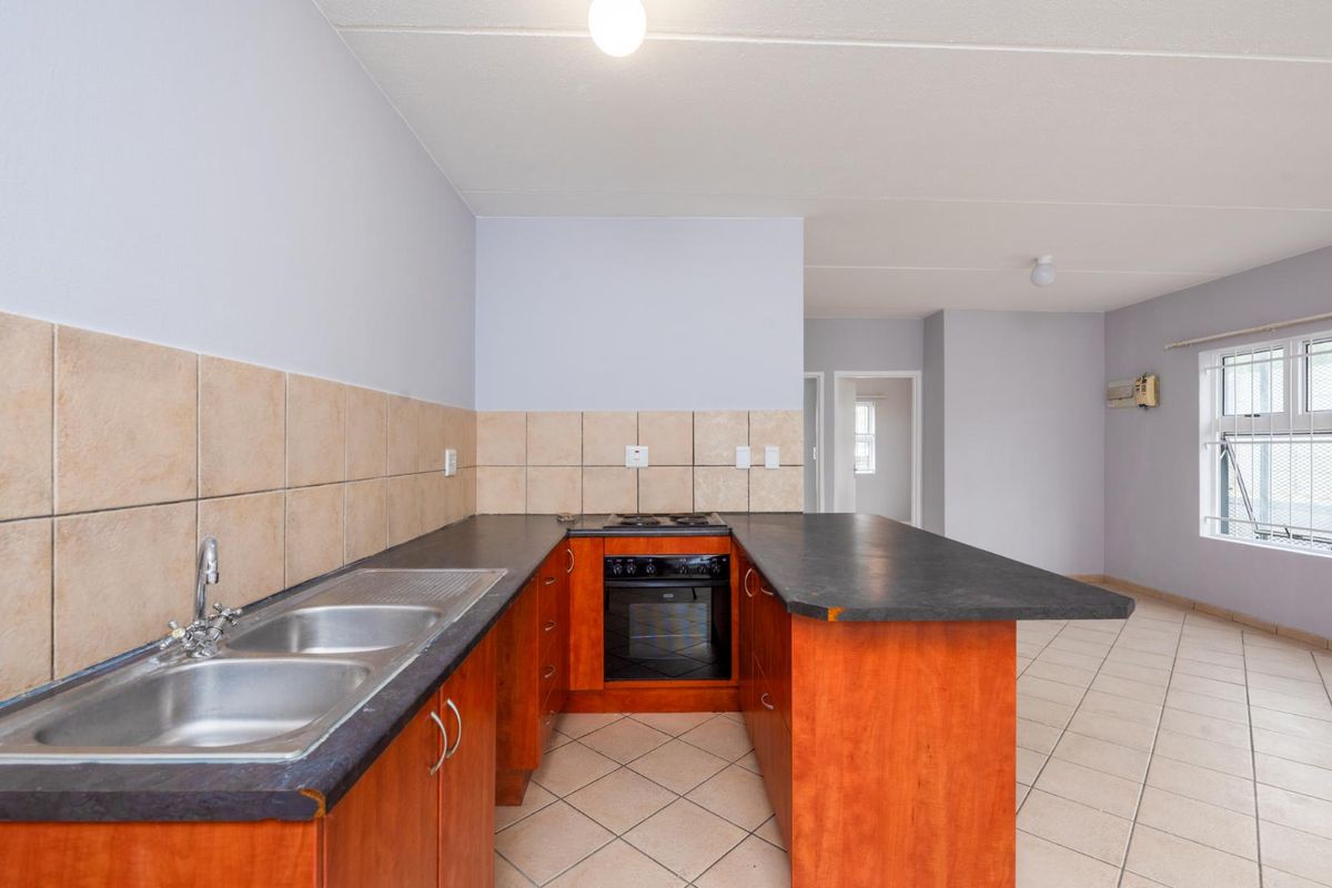 Beautiful & Secure 2-Bedroom Apartment (2 units available) in Cloetesville, Stellenbosch - Photo 5