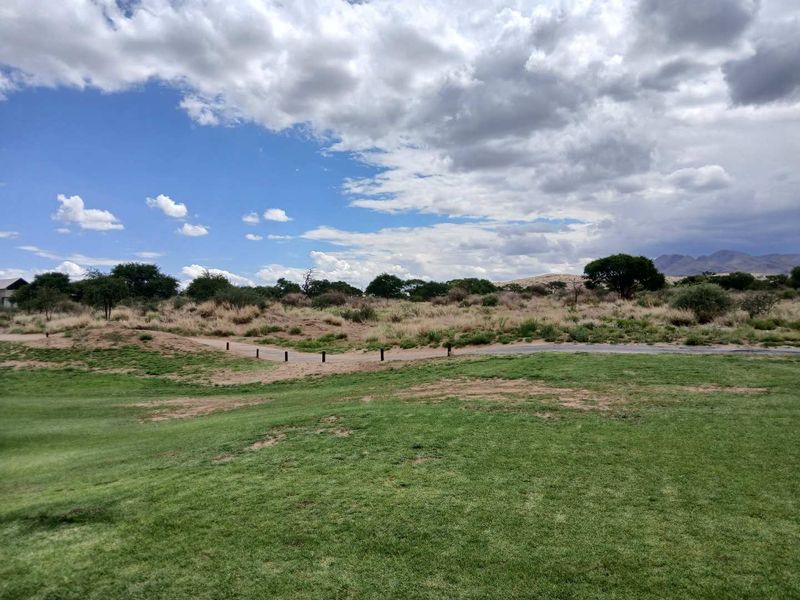 Perfectly positioned on Hole 1, for golf enthusiasts. - Photo 7