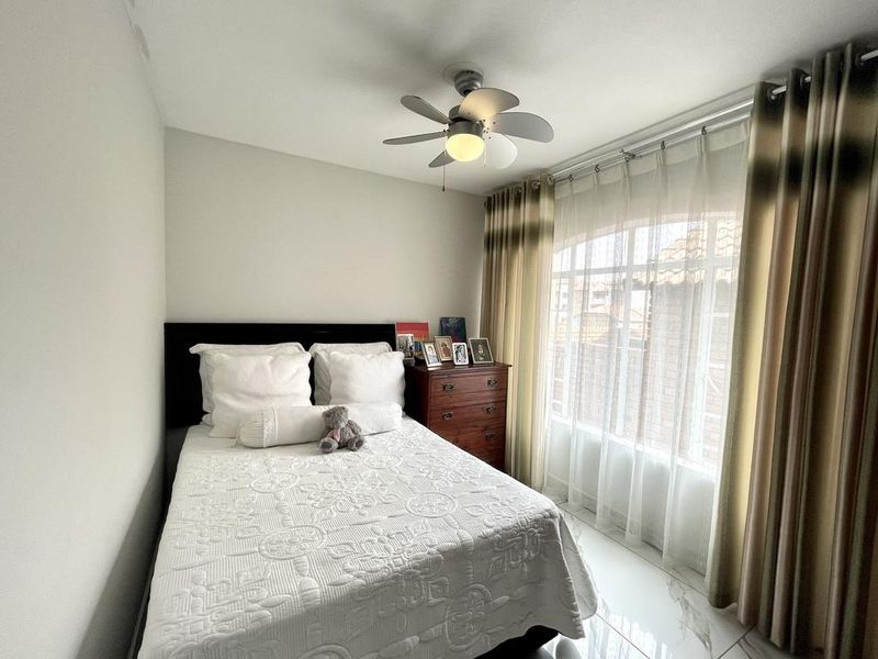 Modern Ground Floor Corner Unit with Private Garden. Newly renovated! - Photo 6