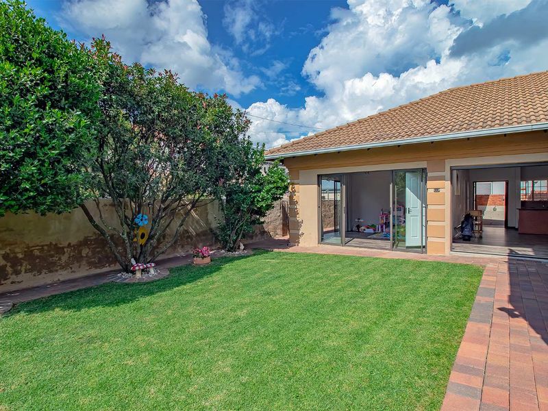 Fabulous Family Home in a Quiet Cul-de-Sac – Move-In Ready! - Photo 2