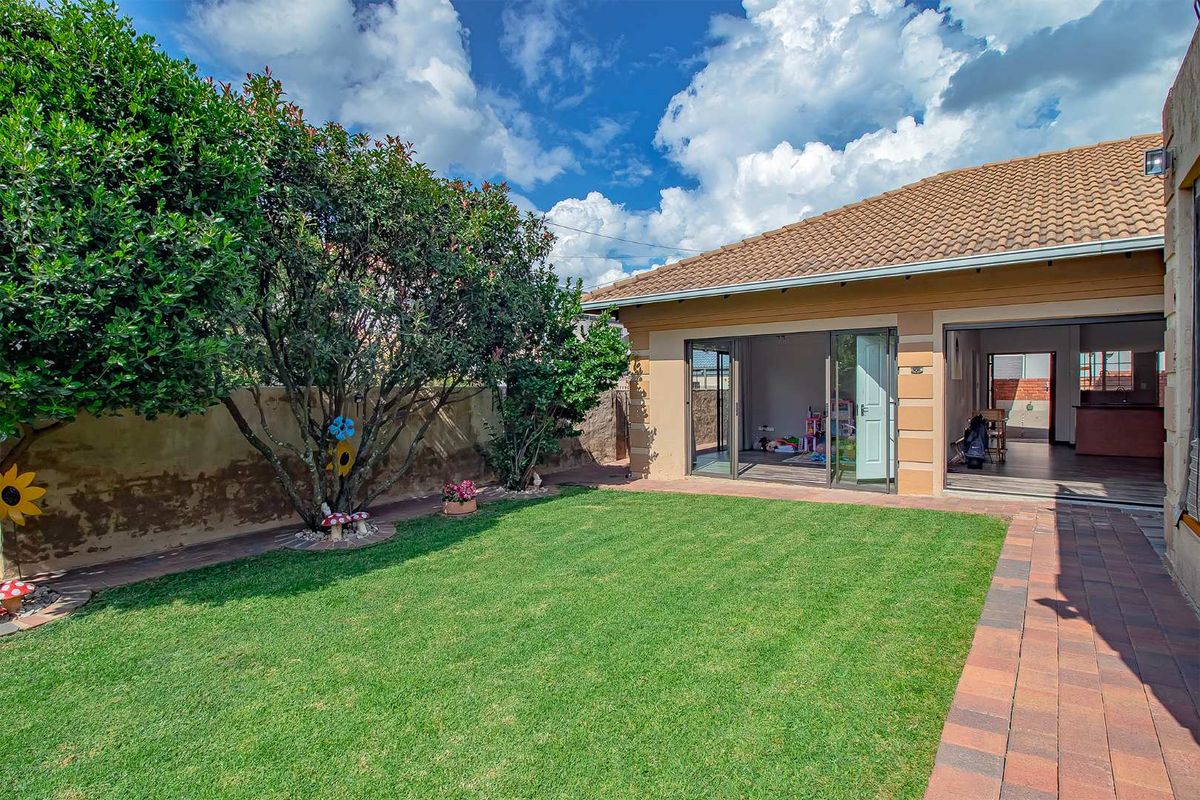 Fabulous Family Home in a Quiet Cul-de-Sac – Move-In Ready! - Photo 2