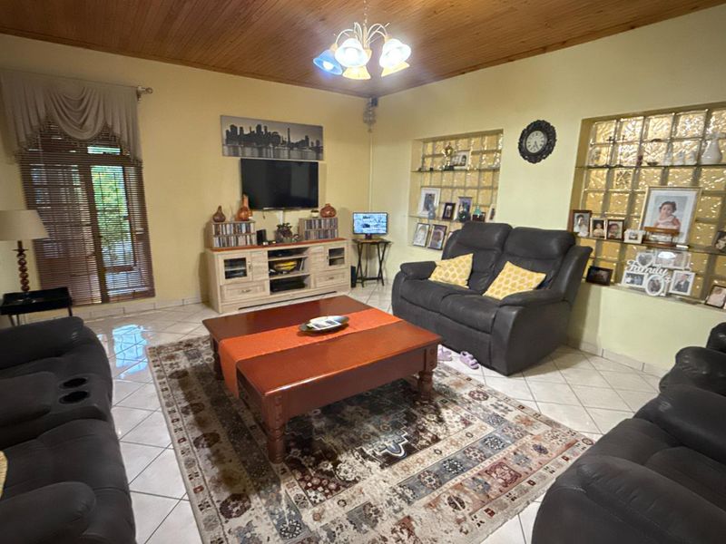 This beautiful home in a quiet street offers comfort and security, ideal for a family home - Photo 4