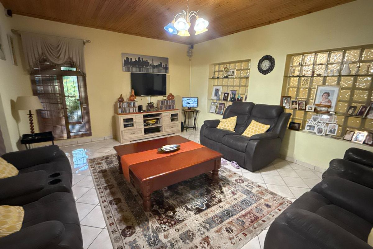 This beautiful home in a quiet street offers comfort and security, ideal for a family home - Photo 4