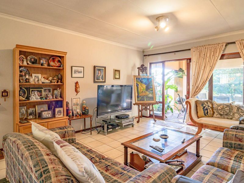 A spacious 2-bedroom freehold cluster home situated in a secure estate in  Douglasdale. - Photo 2