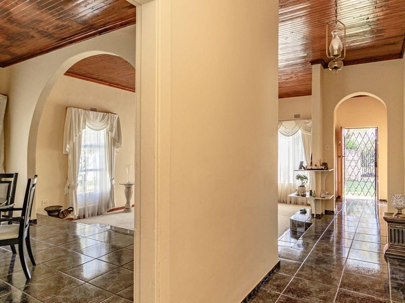 Immaculate Family Oasis with Pool and Lapa - Photo 5