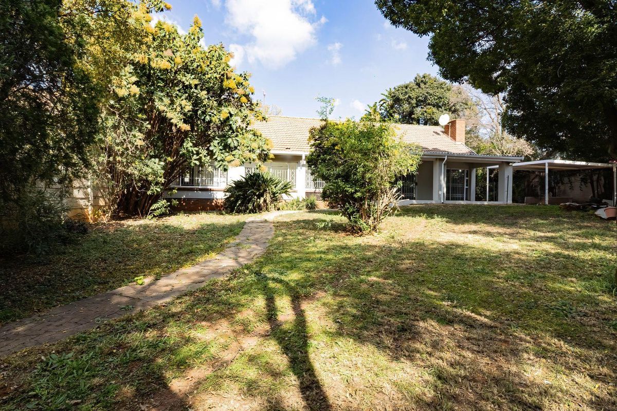 Charming 3 Bedroom Family Home with Study in Sought-After Northcliff - Photo 3