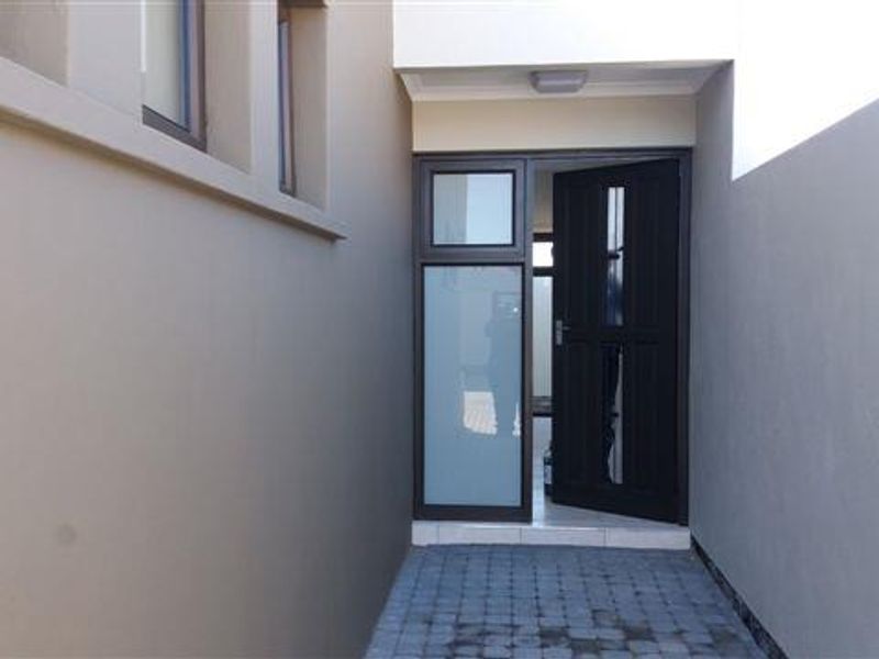 Modern Duplex Town House close to schools. - Photo 9