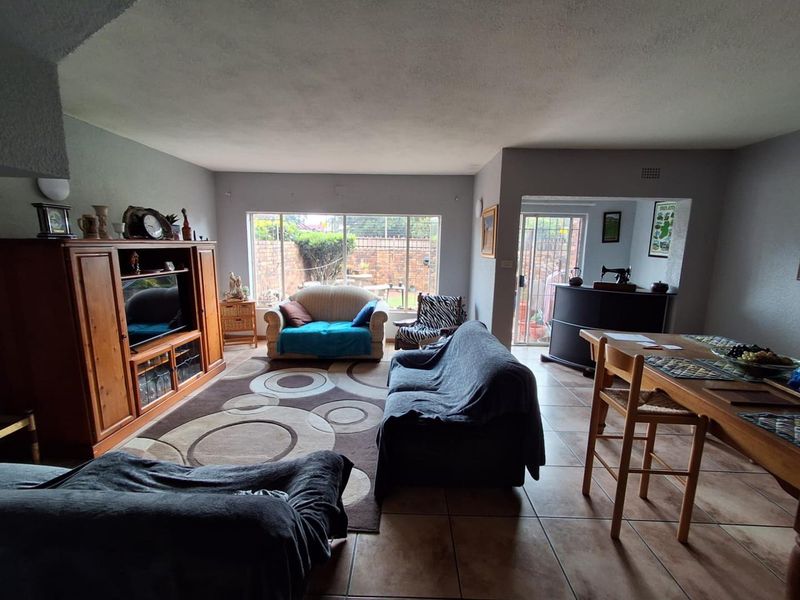 PET FRIENDLY TOWNHOUSE - BRACKENHURST - Photo 5