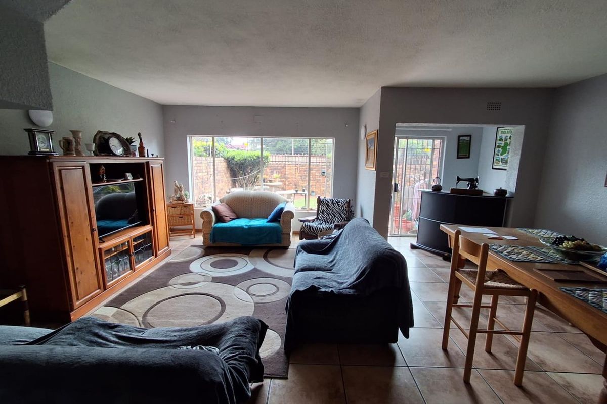 PET FRIENDLY TOWNHOUSE - BRACKENHURST - Photo 5