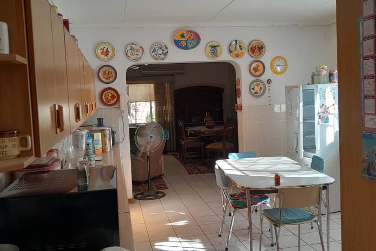 FOR SALE- SPACIOUS 3 BEDROOM HOUSE IN OUTJO, NAMIBIA - Photo 3