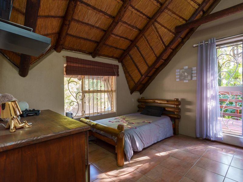 NEWLY LISTED 5 BEDROOM SECURE HOME IN PRIME AREA WITH LOVELY ENTERTAINMENT AREA AND POOL - Photo 8