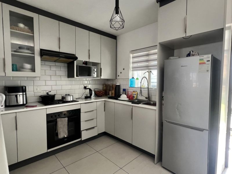 Cozy 2-Bed Home with Open Plan Living & Spacious Kitchen - Photo 7