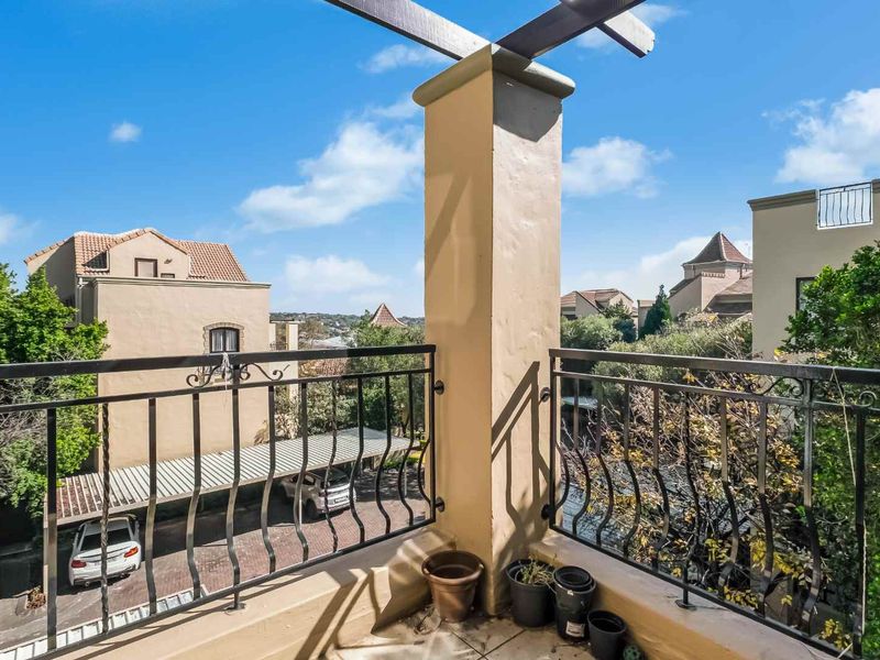 TOP FLOOR LOFT APARTMENT, BOASTING LOADS OF NAURAL LIGHT AND IN A FANTASTIC LOCATION - Photo 6
