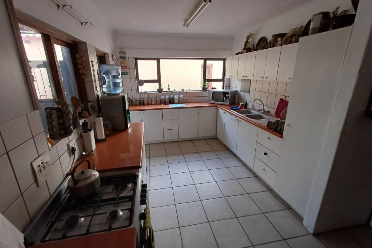 RENOVATORS DREAM! - Photo 2