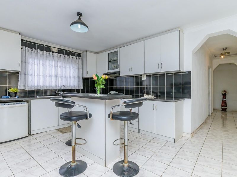 CHARMING FAMILY HOME IN MOBENI HEIGHTS - Photo 8