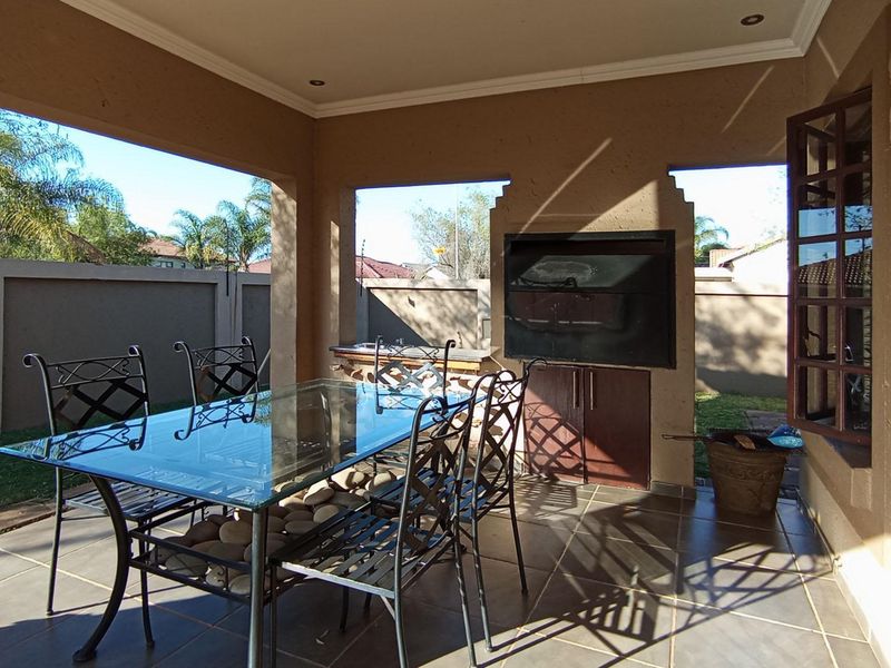 Spacious 3-Bedroom Home with Pool & Perfect Family Space - Photo 2