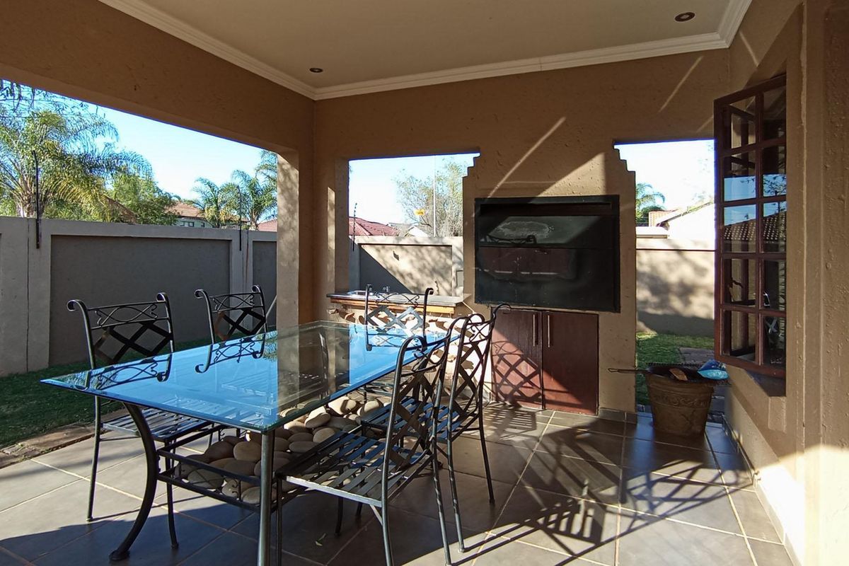 Spacious 3-Bedroom Home with Pool & Perfect Family Space - Photo 2