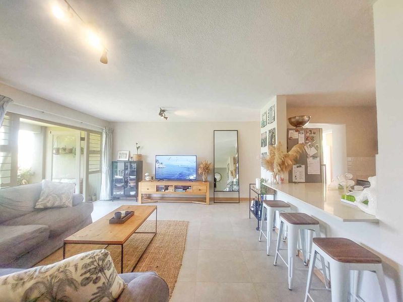 Modern, sleek and recently renovated garden townhouse! - Photo 2