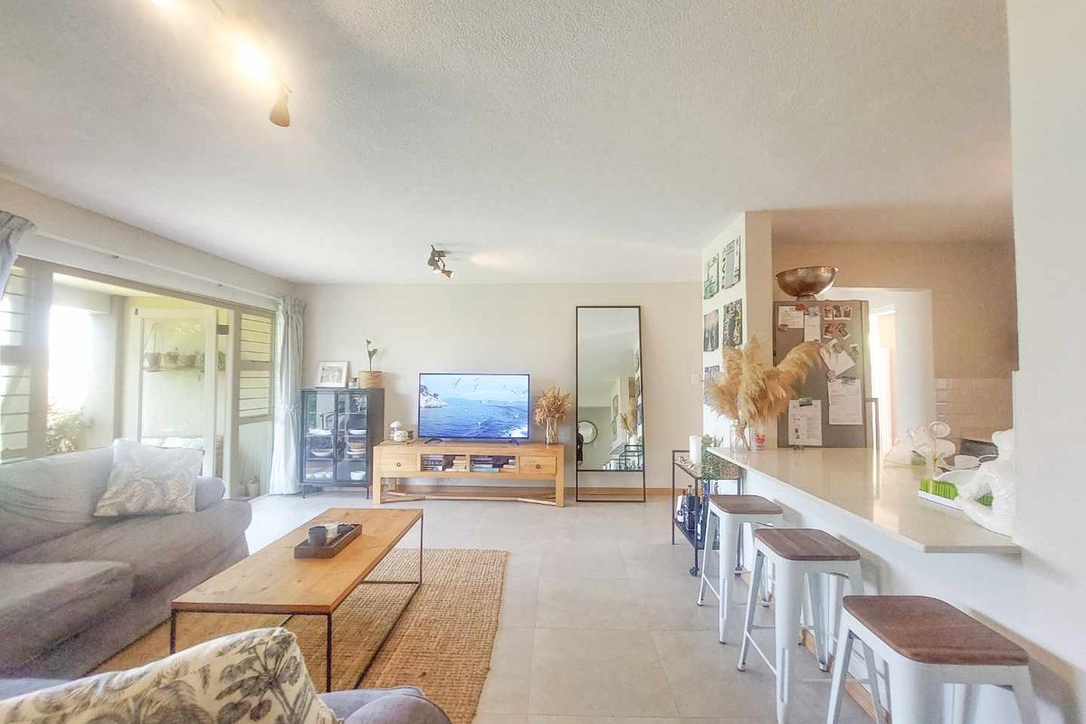 Modern, sleek and recently renovated garden townhouse! - Photo 2