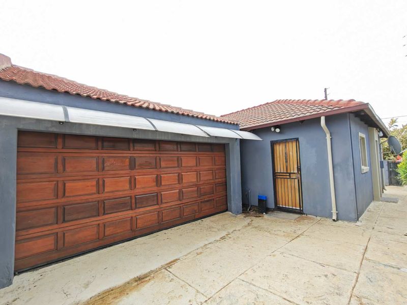 4 Bedroom House for Sale in Cosmo City - Photo 2