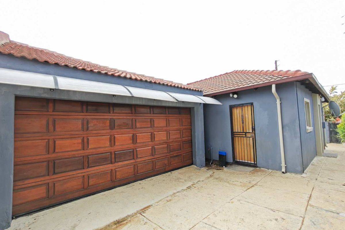 4 Bedroom House for Sale in Cosmo City - Photo 2