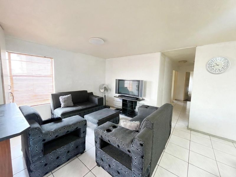 Ground floor 3 Bedrooms, 2 bathroom house - Photo 2