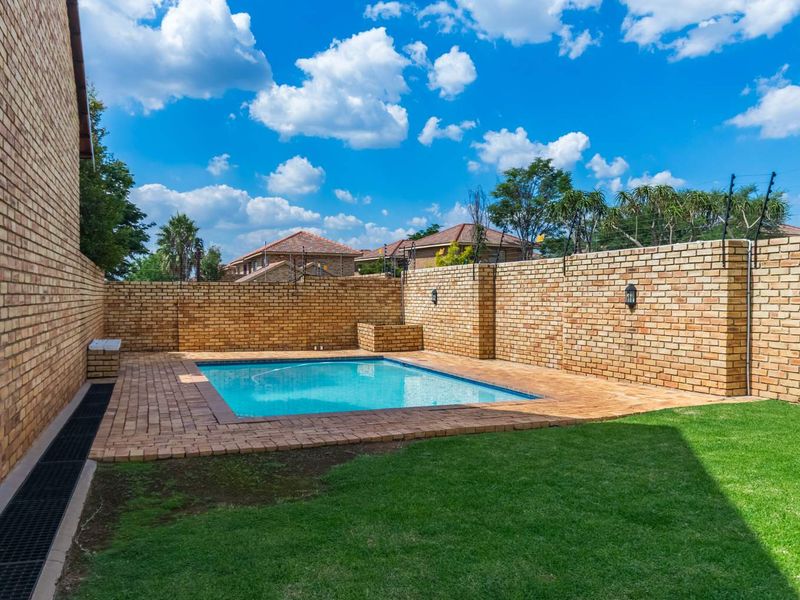 Dream Big - 5-bedroom duplex awaits in a secure complex in Willowbrook - Photo 2