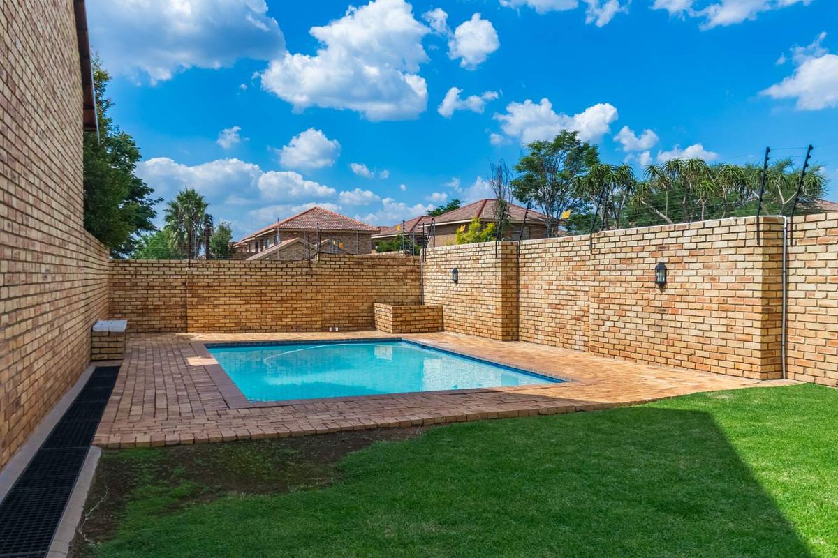 Dream Big - 5-bedroom duplex awaits in a secure complex in Willowbrook - Photo 2