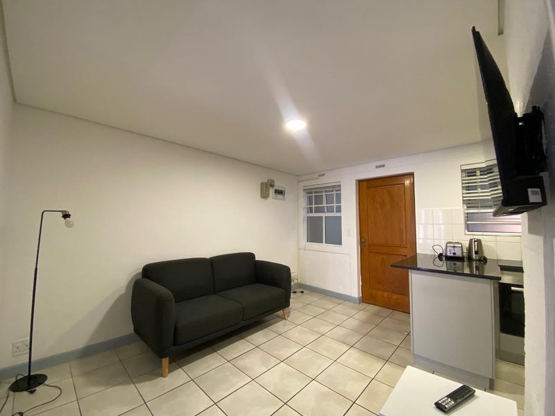 Beautifully renovated and furnished 2 Bed 1 Bath with Balcony - Photo 3
