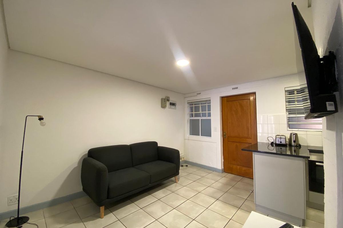 Beautifully renovated and furnished 2 Bed 1 Bath with Balcony - Photo 3