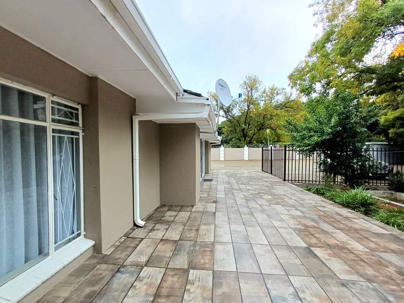 Elegant Multi-Room Residence with Exceptional Entertaining Potential - Photo 6