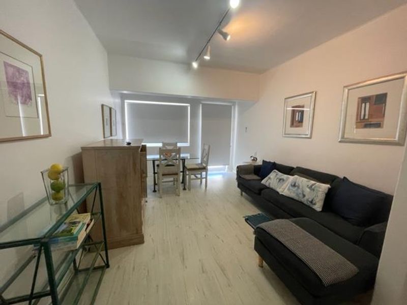 Comfortably furnished 2 Bed apartment with parking, small balcony - Photo 2