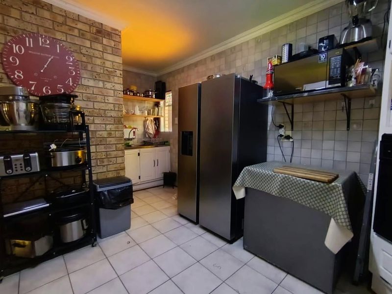 Langenhovenpark Luxury: 7 Beds, Pool & Rental Income! - Photo 9